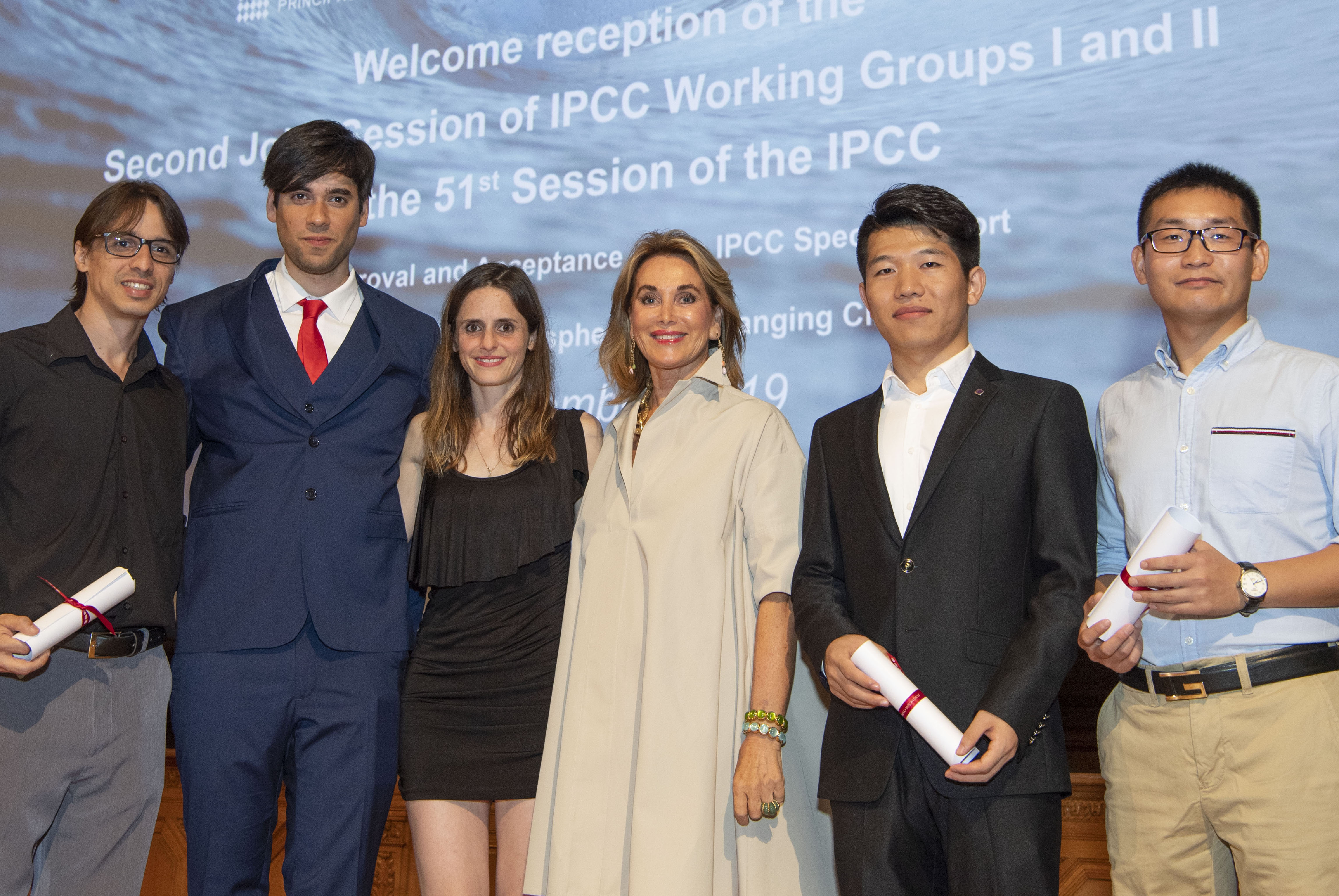 Madame Maria Elena Cuomo avec les boursiers GIEC de la promotion 2019-2021 -  (de gauche à droite) Monsieur Igor Ribeiro (Brésil), Monsieur Pedro Fernandez (Argentine), Madame Ana Carolina Amarillo (Argentine), Monsieur Dongfeng Li (Chine) et Monsieur Da Yabin (Chine) - Musée Océanographique de Monaco, le 19 septembre 2019.